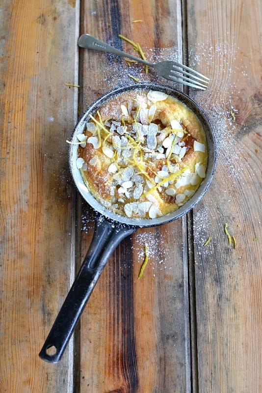Pieczony omlet z karmelizowanymi bananami na śniadanie dla dwojga
