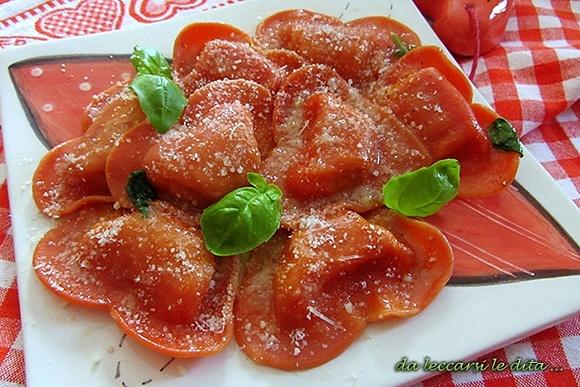 Pomidorowe serca z ricottą i bazylia na romantyczny obiad