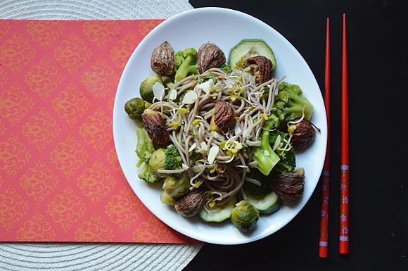 Soba w limonkowo-sezamowym sosie