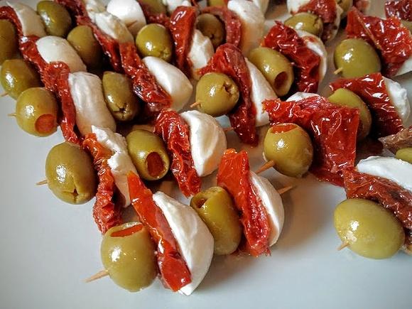 Koreczki z mozzarellą i suszonymi pomidorami