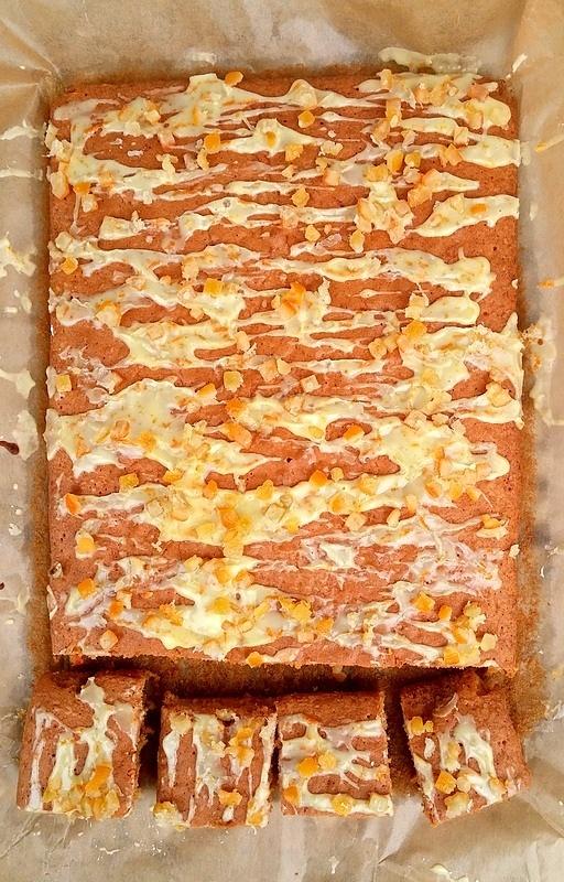 Szybkie ciasto marchewkowe z pomarańczowym lukrem