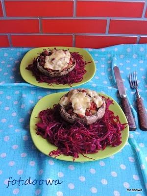 Portobello zapiekane z frankfurterkami i kiszoną czerwoną kapustą