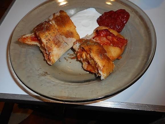 Stromboli z farszem serowym i wędliną