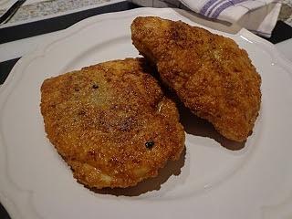 Kotlety z piersi kurczaka nadziewane panierowane w płatkach quinoa