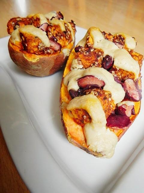 Zapiekany batat nadziany tofu, fasolą i sosem tahini