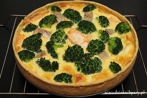 Quiche z łososiem i brokułem