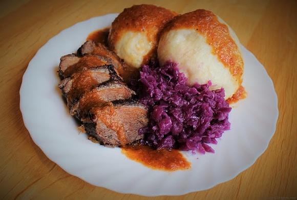 Pieczona kaczka z pyzami i modrą kapustą – Wielkopolskie danie regionalne