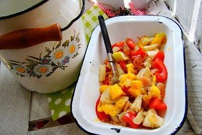Sałatka z mango i wędzonym łososiem