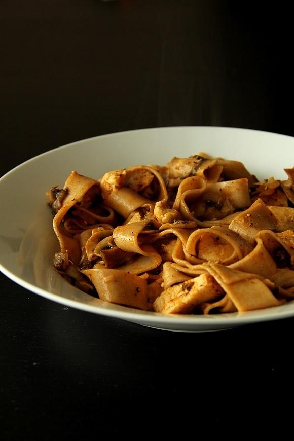 Pełnoziarnisty makaron z kurczakiem, pieczarkami i chili
