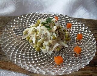 Sałatka z makaronu ryżowego z groszkiem i pieczarkami