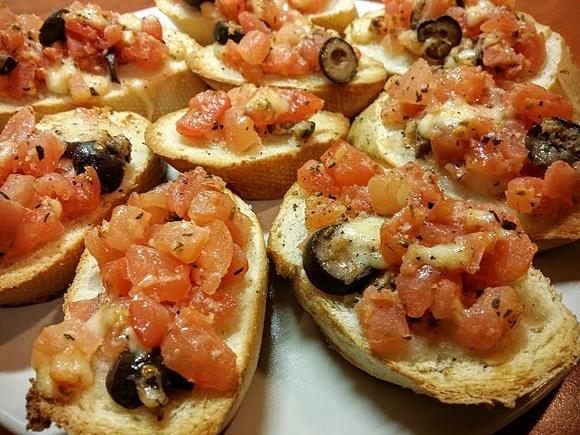 Bruschetta z pomidorami i mozzarellą - łatwa przekąska na kolację