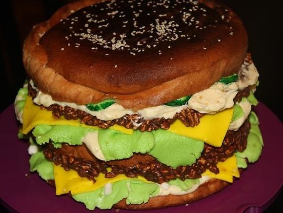Czekoladowy tort inspirowany hamburgerem