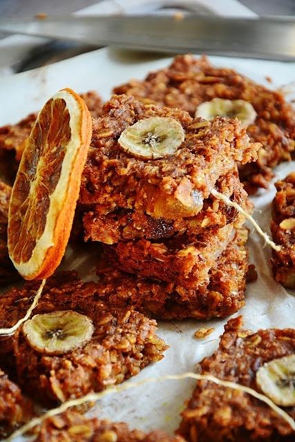 Pieczone musli z sokiem z pomarańczy, bananem i suszonymi owocami