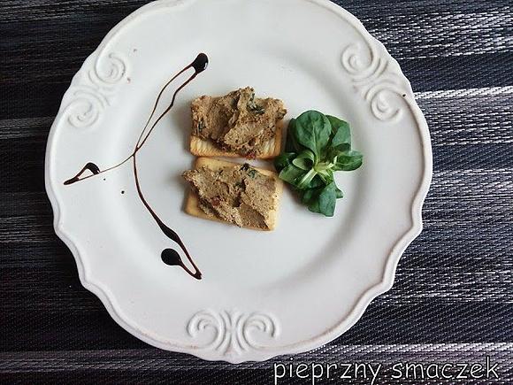 Pasta z suszonych pomidorów, pestek słonecznika i roszponki