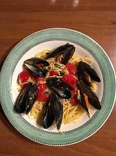 Spaghetti z małżami, czosnkiem i natką pietruszki