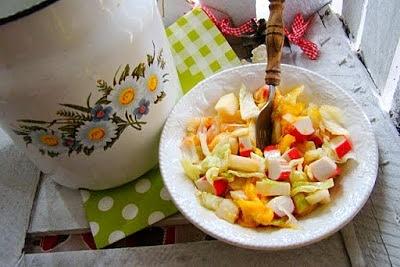 Sałatka z mango i paluszków krabowych