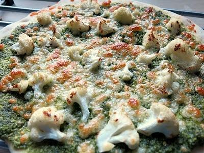 Pizza z pesto, kalafiorem i serem pecorino