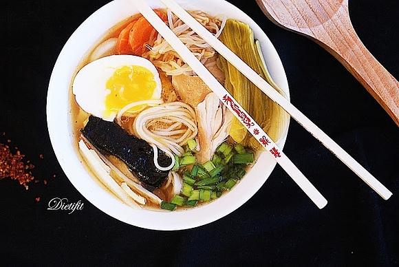 Ramen z kurczakiem - przepis na pyszną zupę azjatycką