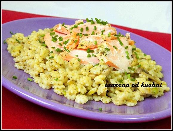 Łosoś na makaronie z pesto