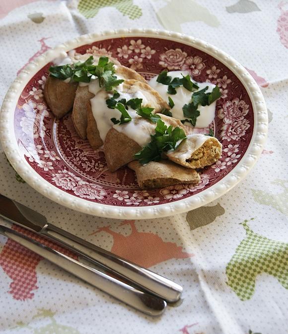 Pierogi z mięsem z rosołu i pełnoziarnistego ciasta z sosem jogurtowym
