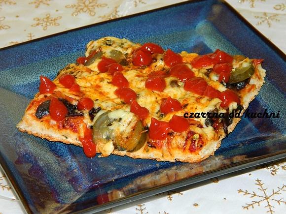 Pizza na dużą blachę 30x45 cm z drożdżowym ciastem