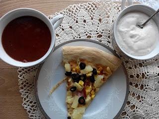 Pizza sycąca z boczkiem i salami