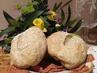 Bułeczki Babci - puszyste i aromatyczne, z miodem i sezamem