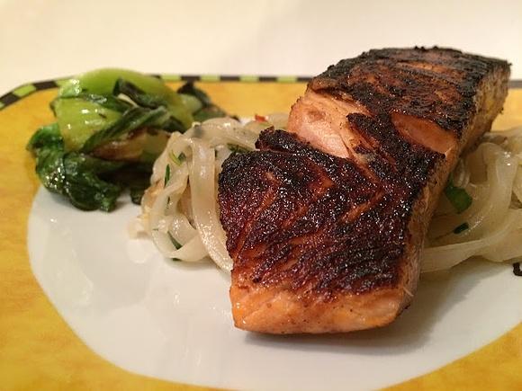 Łosoś z miso i makaronem ryżowym z grillowaną pakczoj