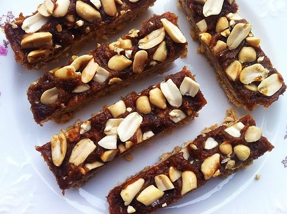 Domowe zdrowe snickersy bez pieczenia wegańskie