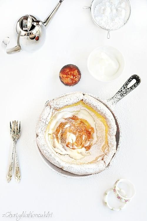 Pieczony naleśnik z olejem rzepakowym Dutch baby
