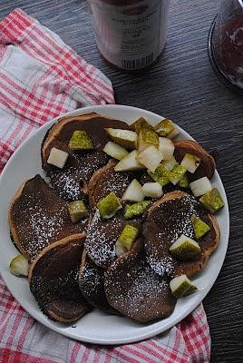 Kakaowe ricotta hotcakes z gruszką