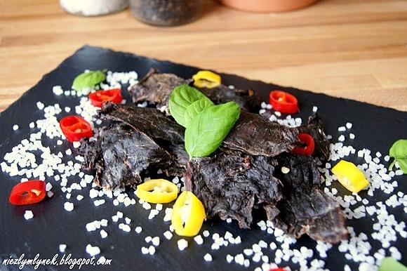 Suszona wołowina na imprezę z sosem teriyaki i wasabi