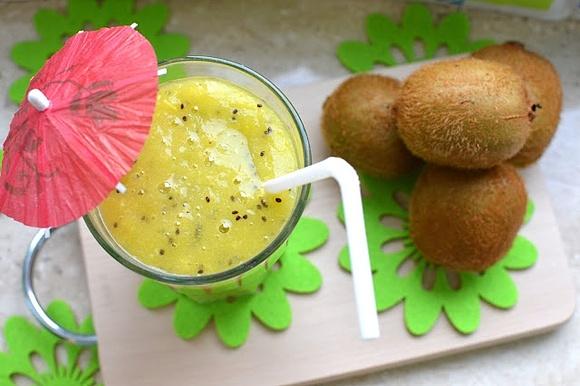 Otwarte kiwi koktajl witaminowy z bananem i pomarańczą