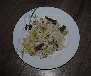 Makaron orientalny z okrą i warzywami