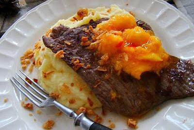 Stek z udźca na puree z salsą z mango