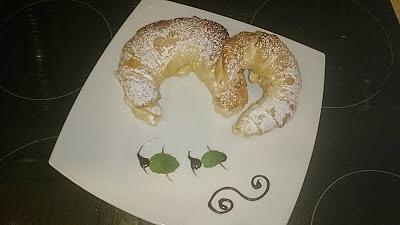 Drożdżowe rogale z czekoladą