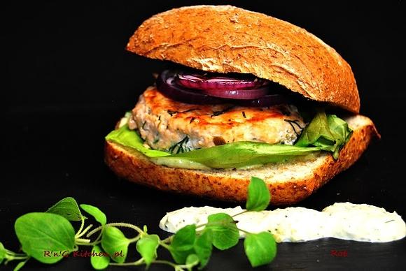 Burgery z tęczowego pstrąga łososiowego