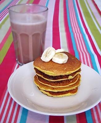 Puszyste pancakes z płatkami ryżowymi i miodem