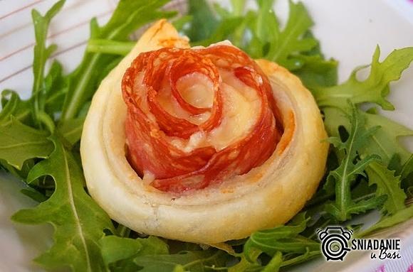 Wytrawne różyczki z salami i serem na szybkie przekąski