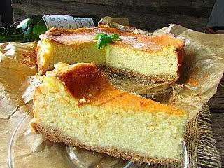 Sernik z pomarańczą na miodowym spodzie