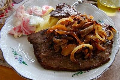 Grillowany udziec wołowy z cebulką i grzybami mun