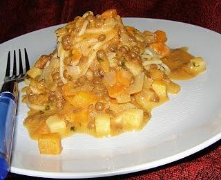 Spaghetti z sosem pomidorowym i soczewicą zieloną