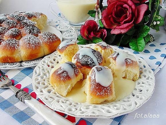 Odrywana drożdżówka z sosem budyniowym