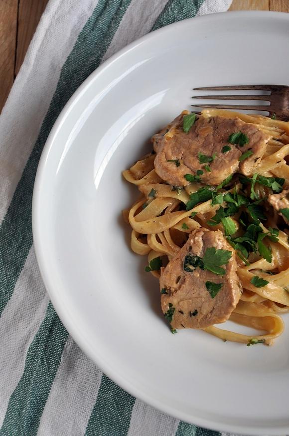 Makaron tagliatelle z polędwiczką w whisky w sosie śmietanowym