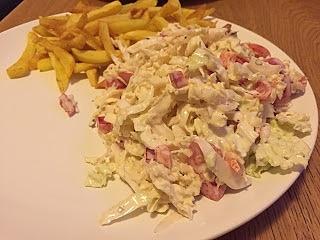 Surówka z kapusty pekińskiej z papryką i pomidorami