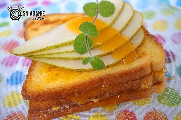 Piramida tostów francuskich z salsą mandarynkową i gruszką