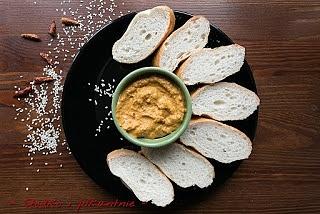 Hummus z opalaną czerwoną papryką