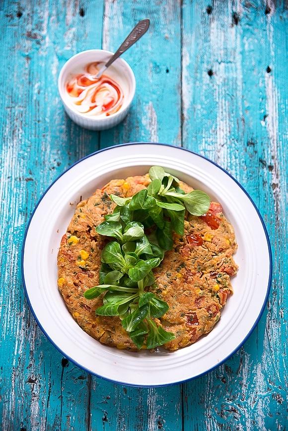 Pomidorowy omlet z kukurydzą