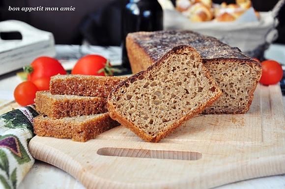 Chleb na piwie z ciemnym piwem i zakwasem