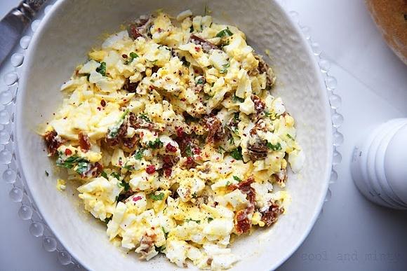 Pasta jajeczna z fetą i suszonymi pomidorami
